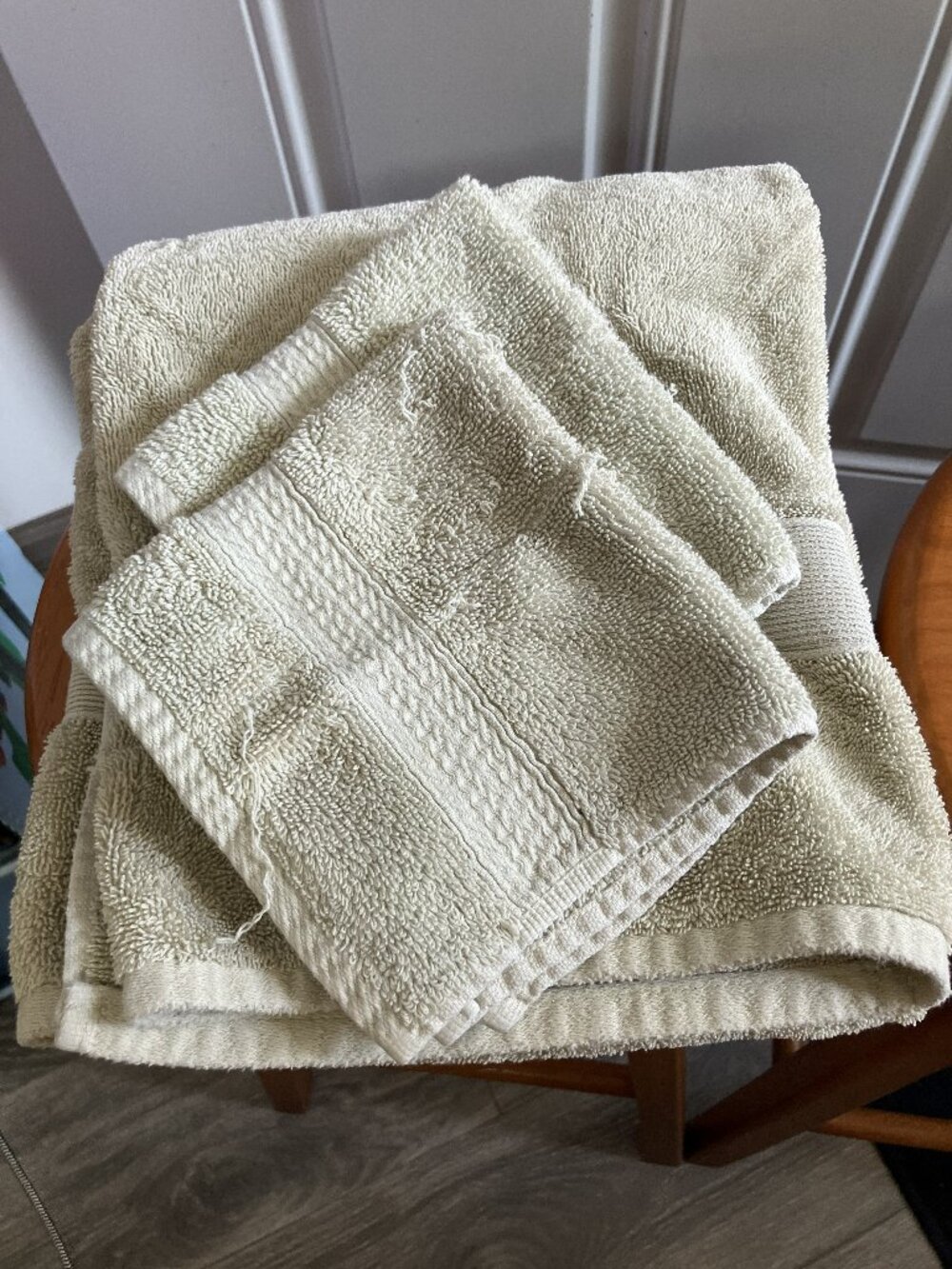 1 Light Green Bath Towel and 2 Light Green Wash Cloths